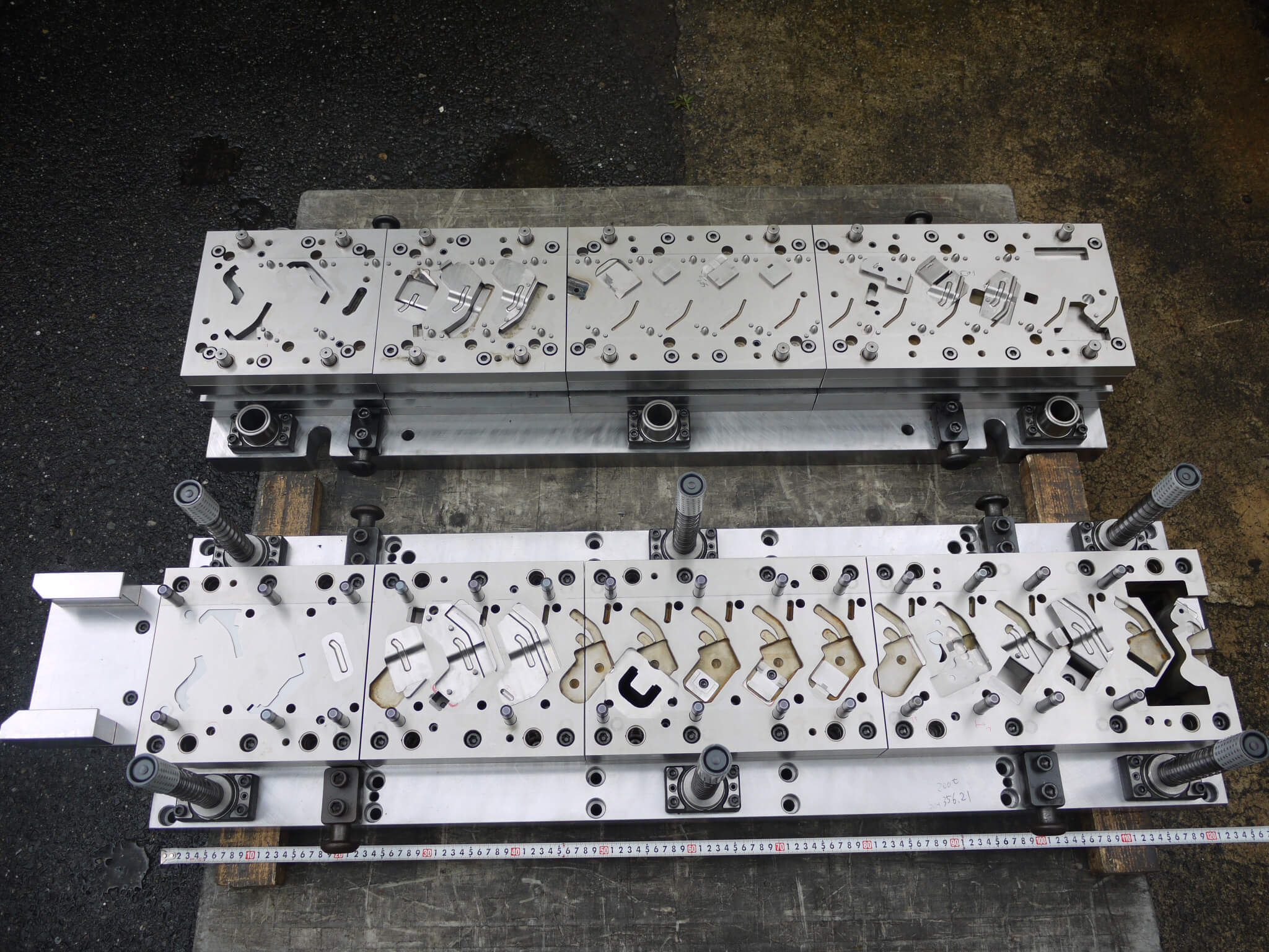 順送プレス金型